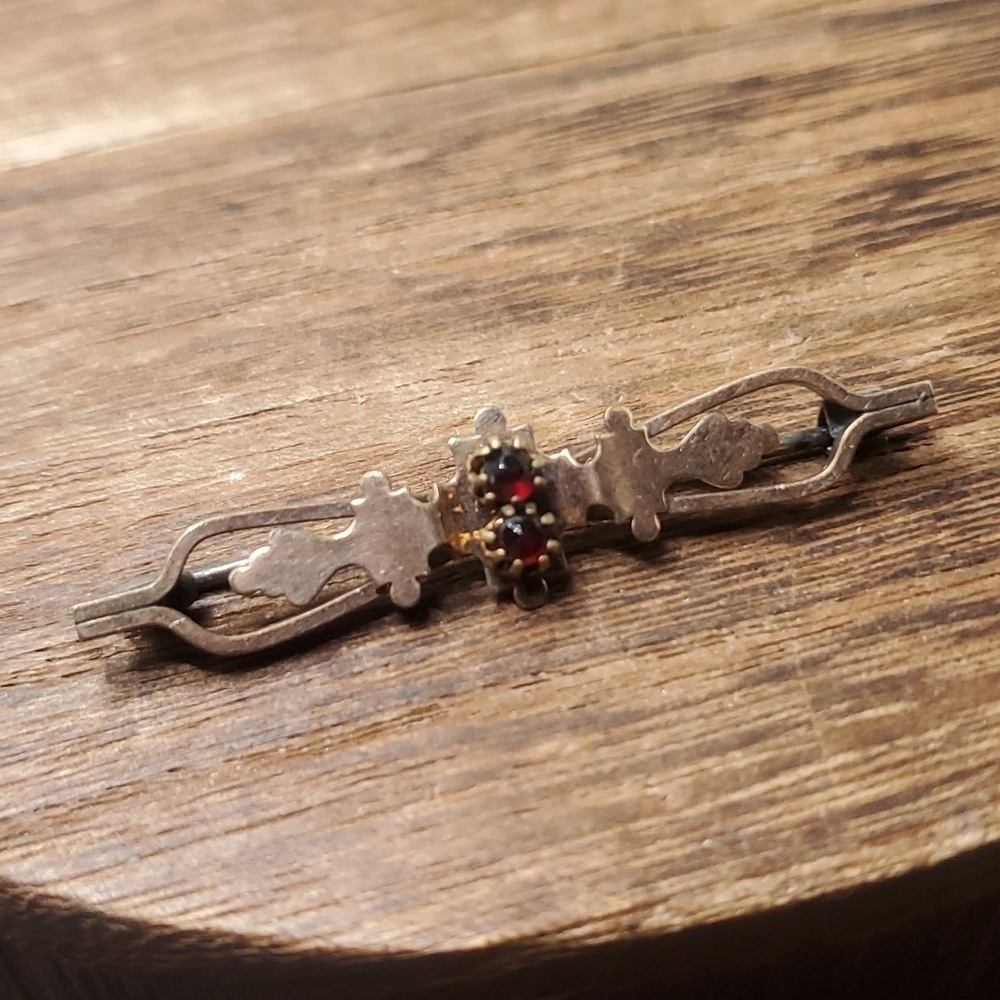 B835 austrian ruby 9ct gold Antique brooch pin